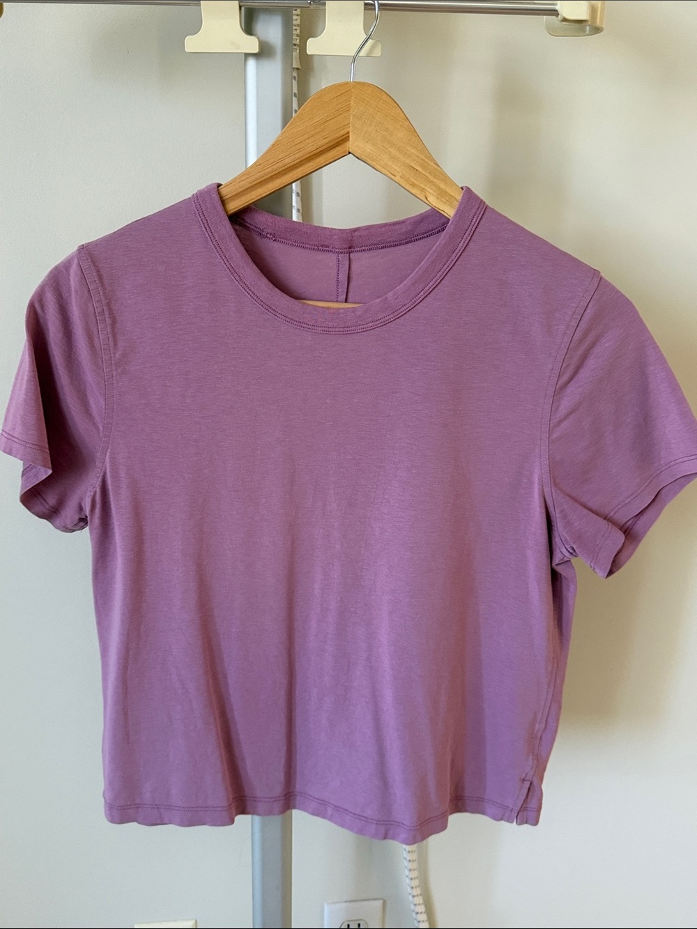 Lululemon crop mauve Women’s Crewneck Tee, size 4